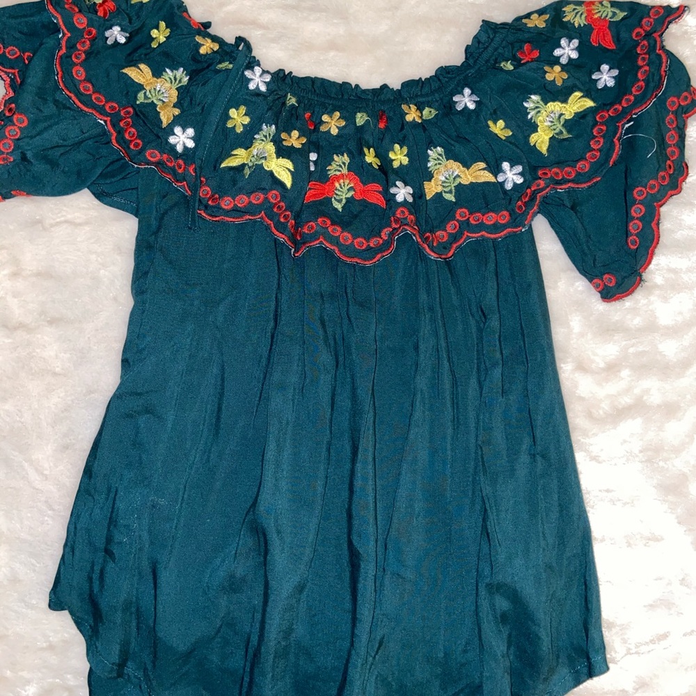 Beautiful off the shoulder blouse 🇲🇽